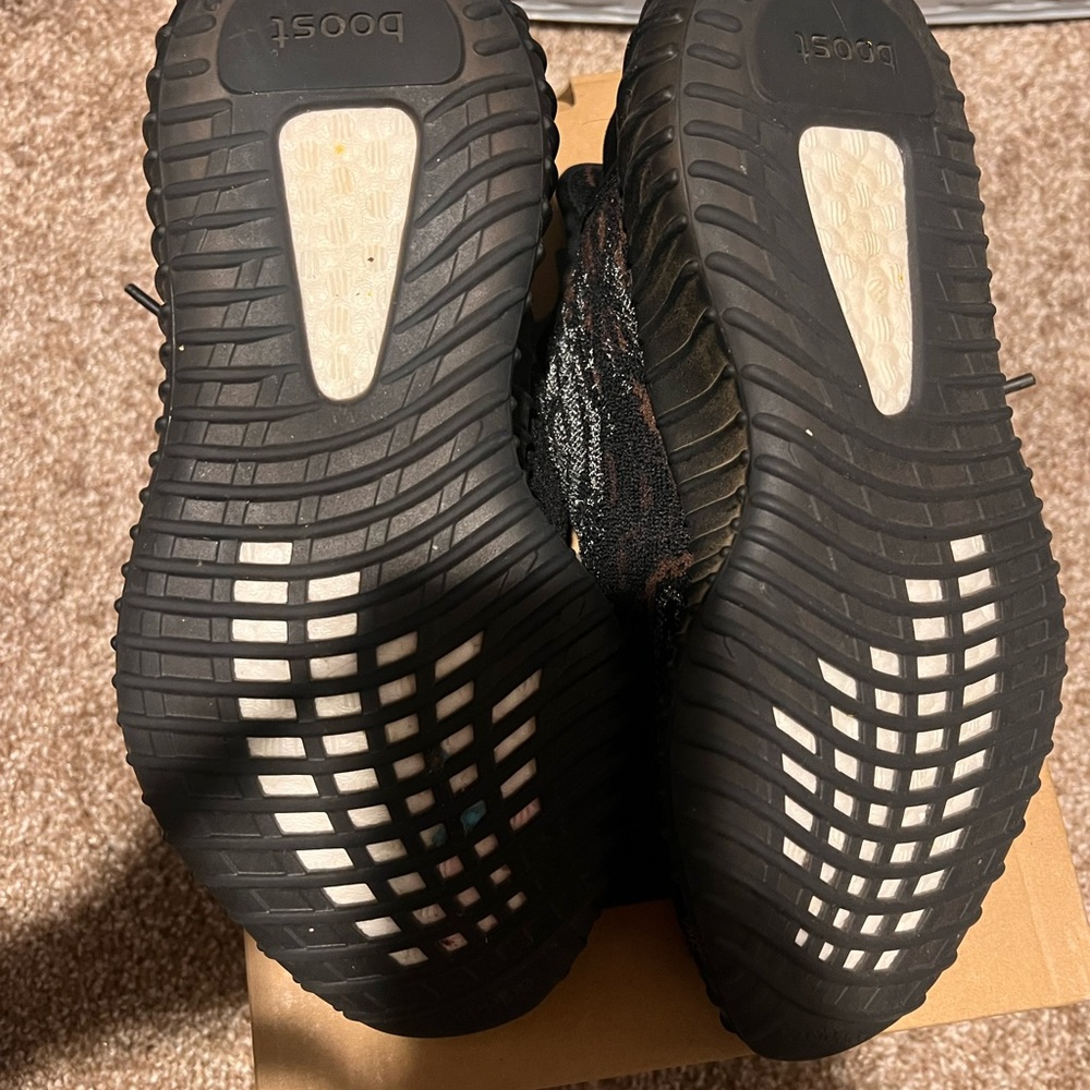 Mint Condition size 6 Yeezy 350 V2 Boost. Box included ! Excellent condition - Picture 3 of 6